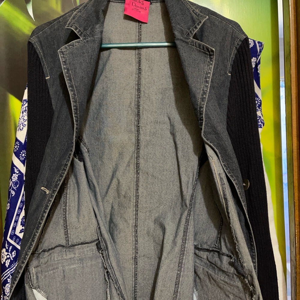 Chic Denim Blazer with Black Sleeves - Picture 2 of 5